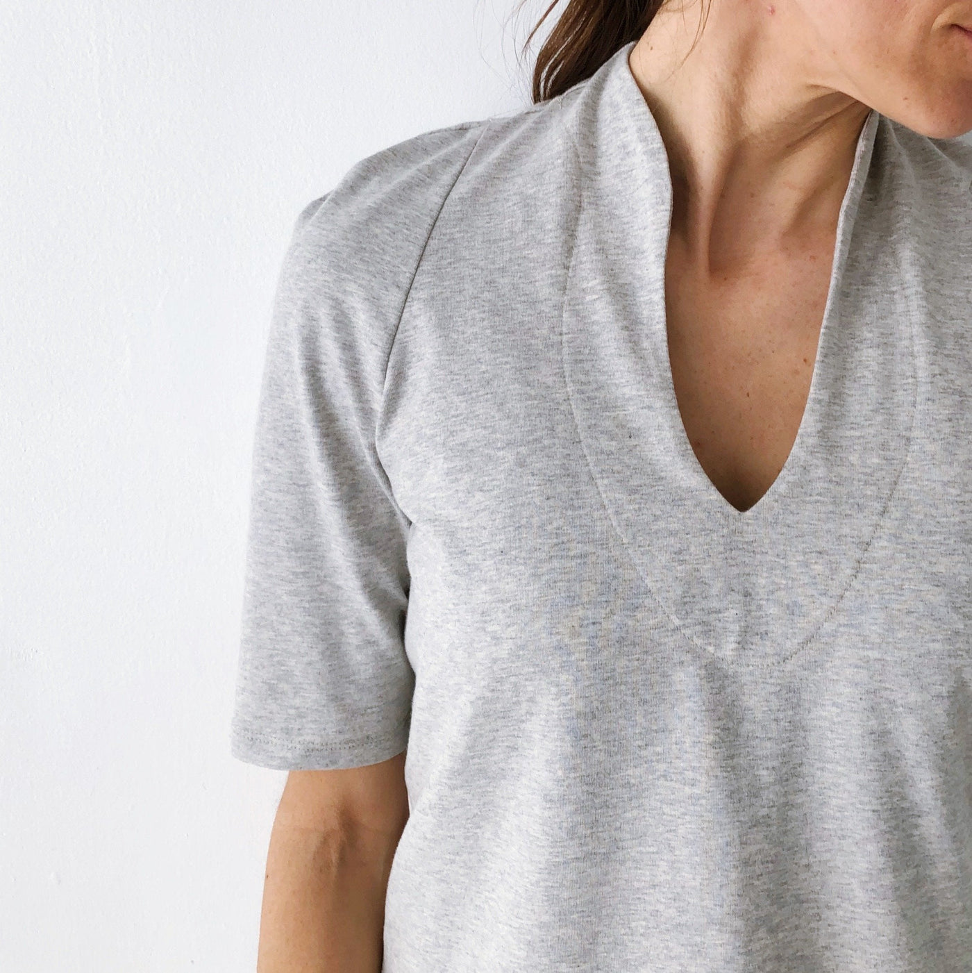 Detail of the light grey Harmony neckline and sleeve